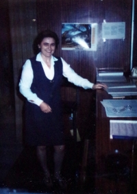Leante Janderová as a reception clerk in a hotel in Pilsen