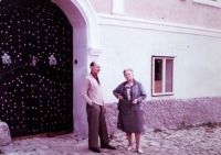 L. Janderová's parents in front of their house in Kašperské Hory