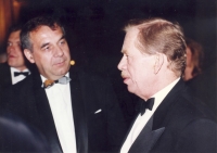 Václav Havel v rozhovoru s Pavlem Jajtnerem na plese Praha – Vídeň ve Španělském sále Pražského hradu, leden 1994