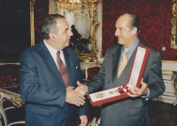 In an interview with the president Thomas Klestil upon taking over the state decoration of the Republic of Austria, at the President Palace in Hofburg, 1998