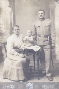 Otec Albín Jajtner se svými rodiči, 1914