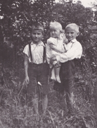 Dalibor Motejlek with siblings