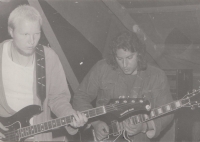 Členové gymnaziální kapely Inventář, vpravo kytarista Modré invence Ant. Joni, pol. 80. let, Dolní Moravice