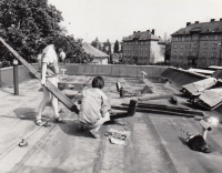 Instalace kinetické plastiky olomouckého architekta a výtvarníka Jiřího Žlebka (dřepící) na střeše kulturního střediska v Rýmařově, jedna z prvních výstav sdružení KAV, 1989
