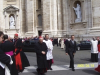 Nenápadný kardinál Joseph Ratzinger, budoucí papež, před zahájením konkláve, na němž byl zvolen nástupcem Jana Pavla II., duben 2005
