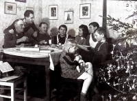 Family reunion on a farm in Spytovice in 1946. From left uncle Josef Vozáb, husband Jaromír Mazal, brother-in-law Josef Kasal, sister Miloslava Kasalová, Jana Mazalová, aunt Anna Vozábová - nephew, niece





