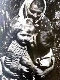 Teta Anna Vozábová with the children of her niece, Miloslava Kasalová, after the war
