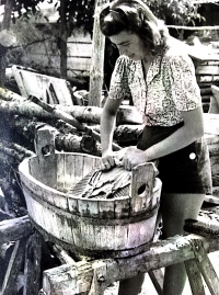 Jana Mazalová pere na valše ve Spytovicích; během 2. světové války