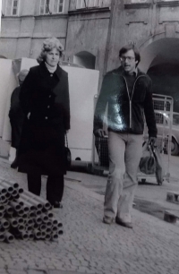 Dana Puchnarová během návštěvy v Praze 1. 4. 1978. Fotografie pořízena Státní bezpečností při jejím sledování.