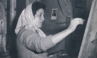 Dana Puchnarová in her flat in Smíchov. 1958