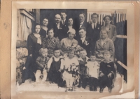 Rodina Šnejdarova, snímek ze svatby Miroslavovy tety, 30. léta 20. stol.