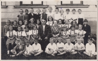 First school in Česká Třebová, 1930s, Miroslav Šnejdar fourth from the right, top row 