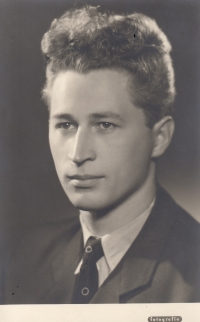 Miroslav Šnejdar, a portrait, ca. 1948