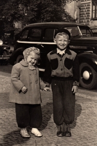Karel Žižka s mladší sestrou / kolem roku 1956
