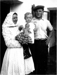 Jana Vozárová with her parents
