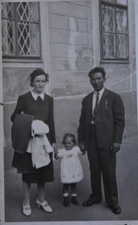 Pamätníčka Magdaléna s rodičmi: matka Rozália a otec Herman Pessel. 