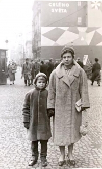Miroslav Šik s matkou Lilly, asi v roce 1960