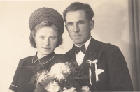 Novomanželé Anastázie a Josef Lorencovi, 1944