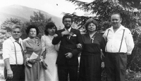 Svatba Antonína Plachého s Annou Zápalkovou, vpravo od novomanželů rodiče nevěsty Anna a Oldřich, vlevo rodiče ženicha Marie a Antonín, Ostravice, 1982