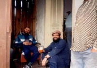 Na zabíjačce na statku ve Strahovicích, na kterém pracovali bezdomovci, 1996