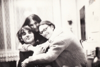 Petruška s přáteli z Hnutí revoluční mládeže I. Dejmalem a J. Frolíkem v roce 1972