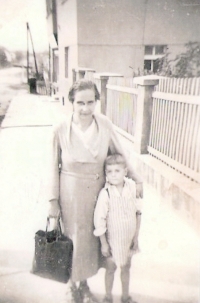 With his mother in Kozolupy, 1940s