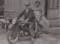 Otec s matkou a malým Jiřím na motorce, o kterou po návratu do Československa roku 1947 přišel, asi 1942