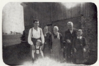 Lipová (Lindenhau) u Chebu, s matkou, otcem a jeho rodiči, asi 1943