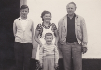 Pravděpodobně první fotografie rodiny Tučkových po otcově návratu z vězení (zleva Václav, vedle matka se synem Zdeňkem a vpravo otec) 