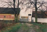 Driveway to the Tučeks´ farm in Bučovice
