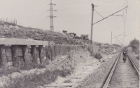 Zpevňovací práce svahu u železniční tratě mezi Prahou a Českou Třebovou, na kterých svého času Zdeněk Tuček pracoval 