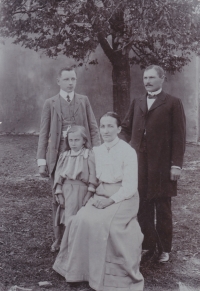 Zleva dědeček Václav a jeho sestra Věra, prababička Božena a praděda Josef