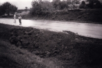 Iva Valdmanová u objeveného hromadného hrobu, Bosna 1995