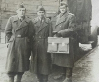 Emil Doboš (s kufríkom v ruke) v službe PTP pred vojenským vozidlom