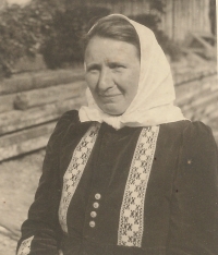 The mother of Jana Vozárová named Antonie Šestáková, née Krausová