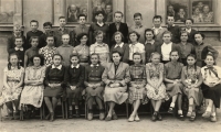 Spolužáci z osmiletky, uprostřed Marie Šmerdová, nejoblíbenější učitelka (o jedno místo vpravo v bílé vyšívané halence), kolem roku 1956
