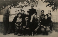 Gymnázium školní výlet, Janí Vozárová je na fotografii první zprava dole