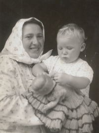 Jana Vozárová, née Šestáková, in 1942 with her mother, photographed around 1943