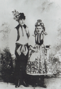 Babička a dědeček z otcovy strany Jany Vozárové, Rosálie, roz. Nedbalová, 1875, a Jan Šesták, 1879