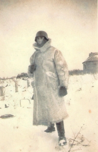 Otec v maskovacím obleku vojáka německé armády, 40. léta