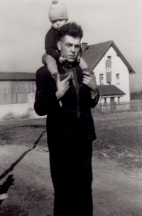 S tatínkem v Sudetech, asi 1940