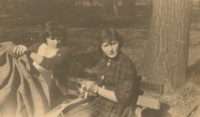 Ze studií ve Zlíně, Jana Vozárová (vpravo) se spolužačkou