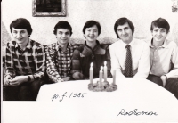 Zleva: Ondřej (1970), Jan (1966), Lydie, Vladimír, Jakub (1967), advent 1984