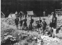 Uherskohradišťská vlčata přicházejí na skautský tábor v Semetíně u Vsetína (poslední tábor hradišťských skautů).