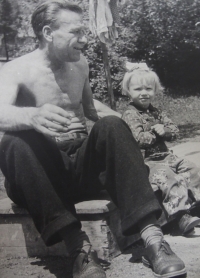 S dědečkem Rudolfem Kroupou, kolem roku 1954