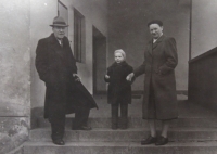 S dědečkem Rudolfem Kroupou a babičkou Marií Kroupovou před Masarykovou základní školou v Brně v Zemědělské ulici, kolem roku 1958