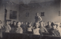 Jaroslava v první třídě s paní učitelkou Kubíčkovou