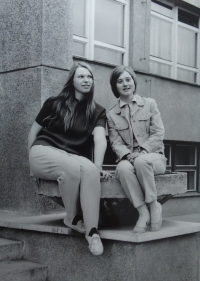 S kamarádkou Boženou Doležalovou během studia obchodní školy v Charbulově ulici v Brně, kolem roku 1971