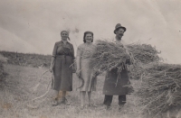 Rodiče František a Josefa Hýskovi, uprostřed je teta Marie