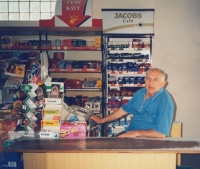 František Vejvoda v rodinném obchodě, 1995